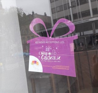 Vitrophanie pr?sente sur les vitrines des commerces acceptant les ch?ques cadeaux de Vitrines de Charleville-M?zi?res.